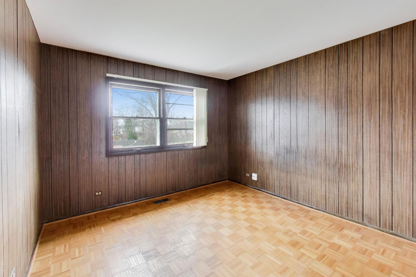 2703 North Ridge Avenue Arlington Heights, IL 60004 - Photo 35 of 51 an empty room with windows