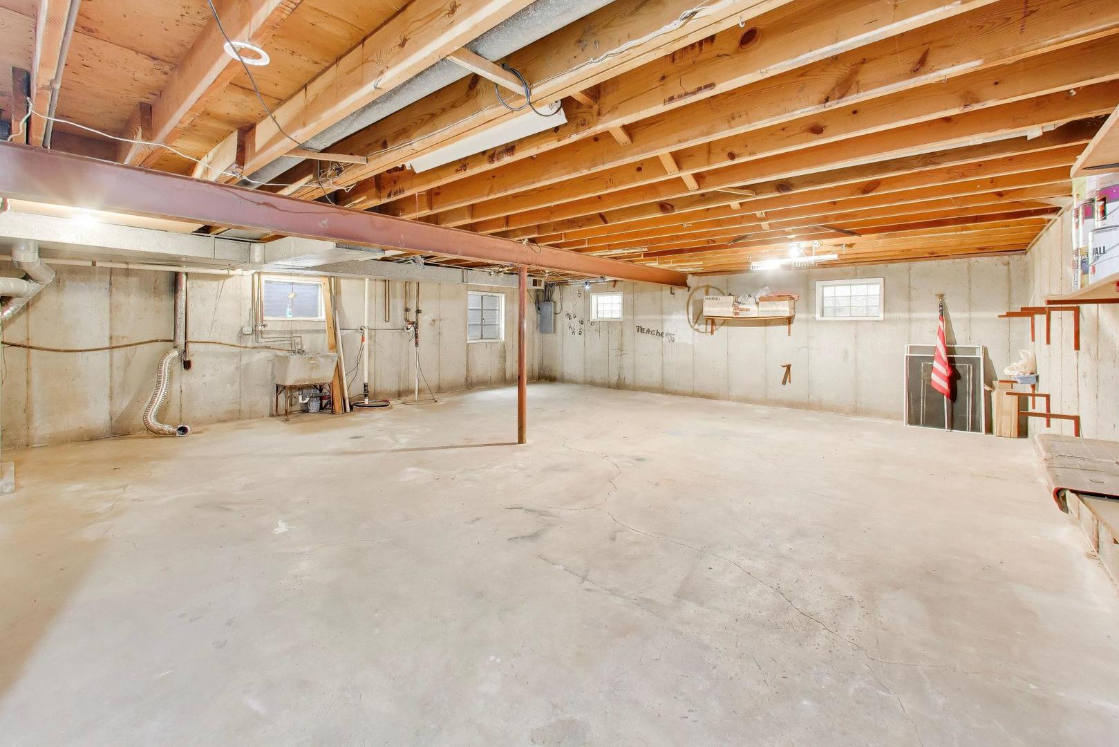 2703 North Ridge Avenue Arlington Heights, IL 60004 - Photo 38 of 51 a view of a room with wooden floor
