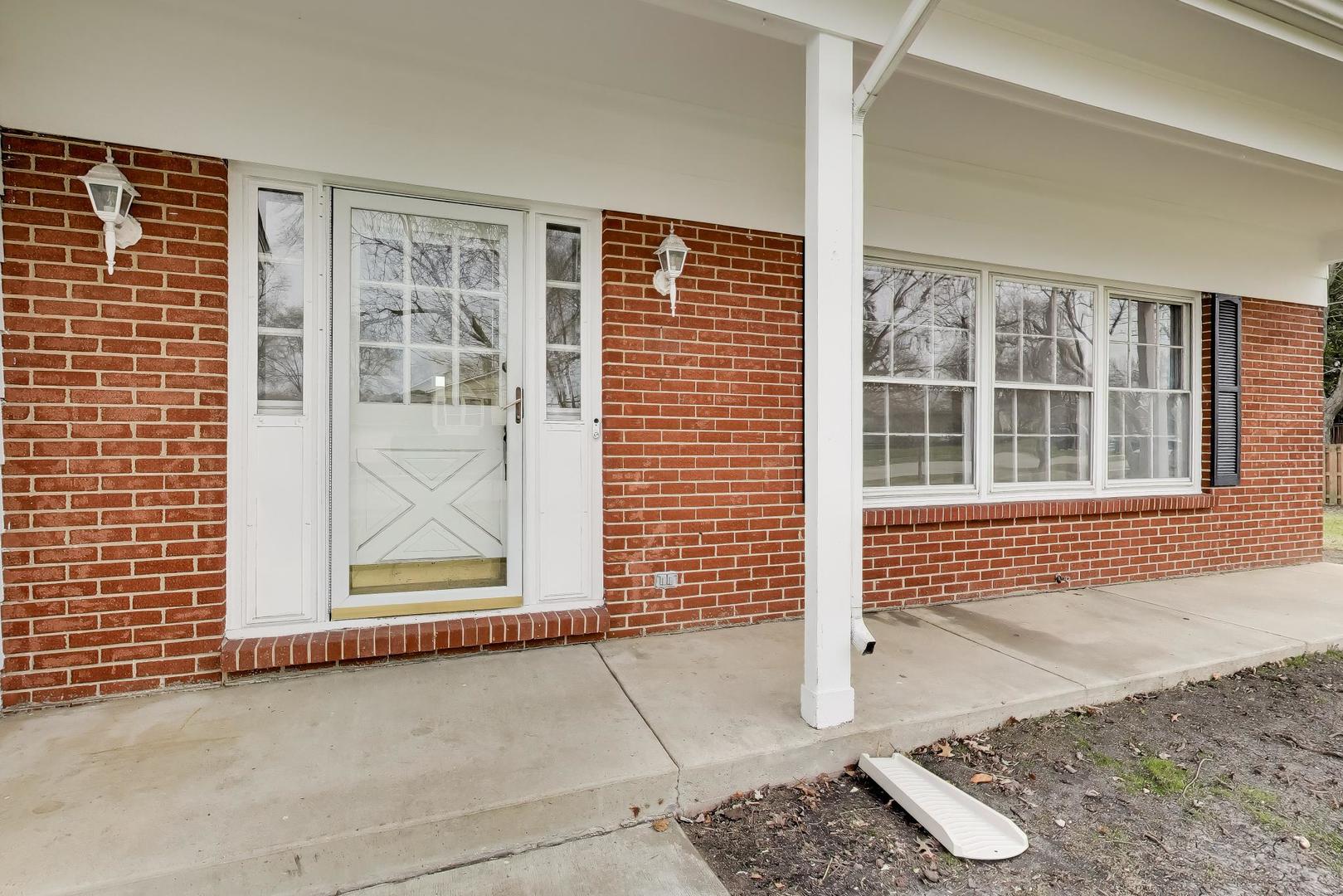 2703 North Ridge Avenue Arlington Heights, IL 60004 - Photo 4 of 51 a front view of a house with a window