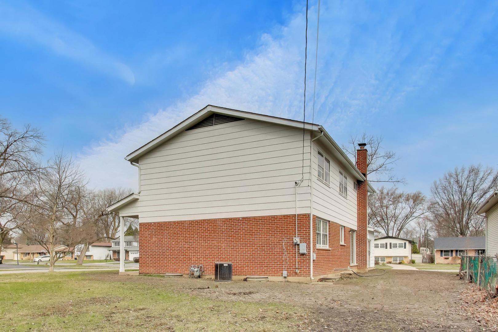2703 North Ridge Avenue Arlington Heights, IL 60004 - Photo 41 of 51 a view of a house with a yard