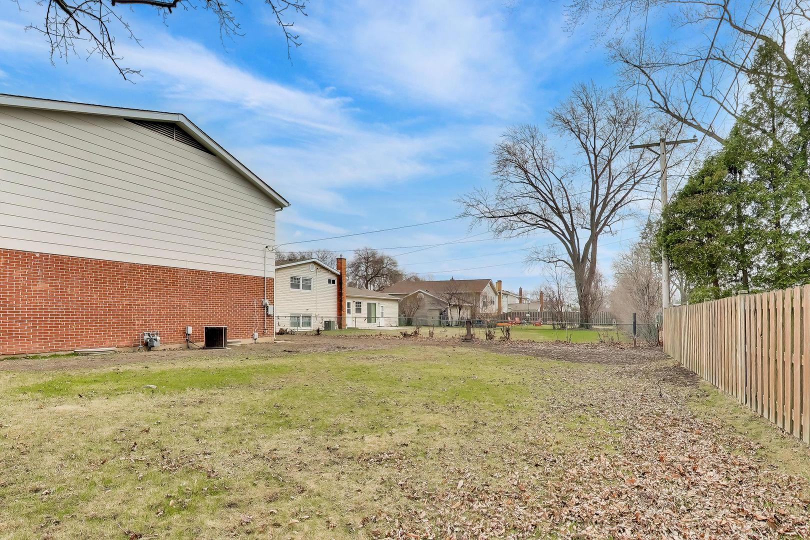 2703 North Ridge Avenue Arlington Heights, IL 60004 - Photo 42 of 51 a view of an outdoor space and yard