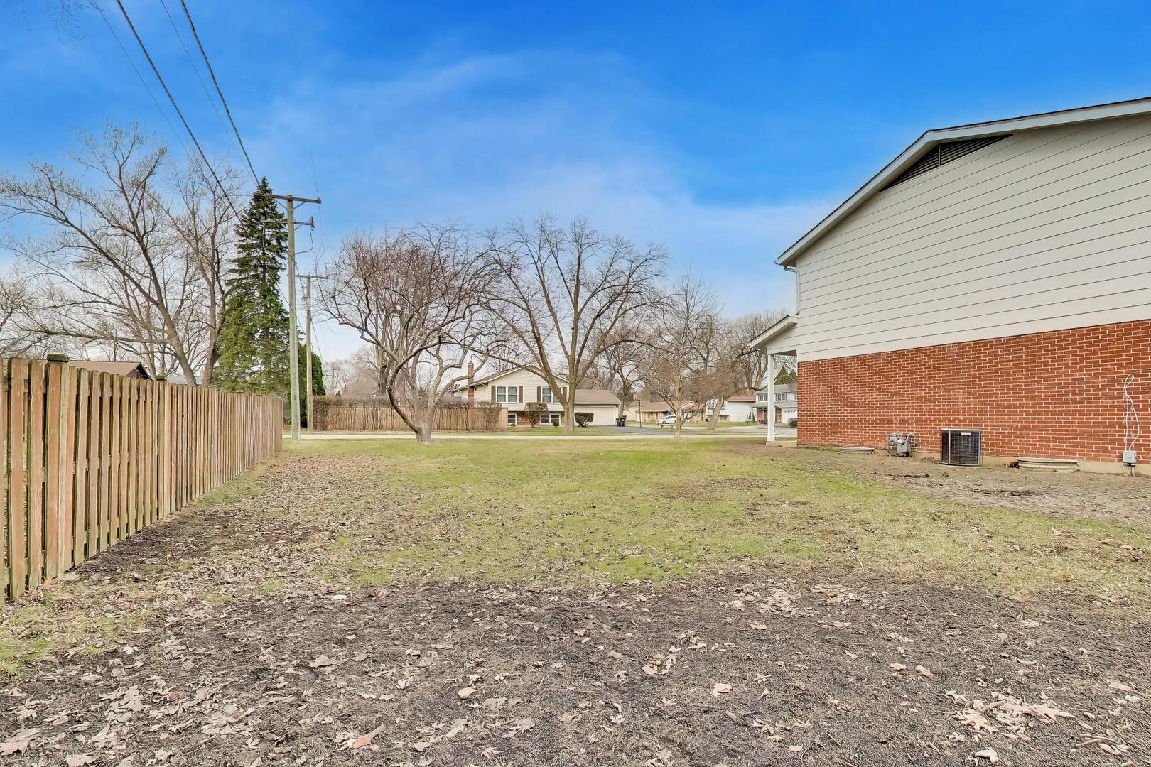 2703 North Ridge Avenue Arlington Heights, IL 60004 - Photo 43 of 51 a view of a yard with an trees