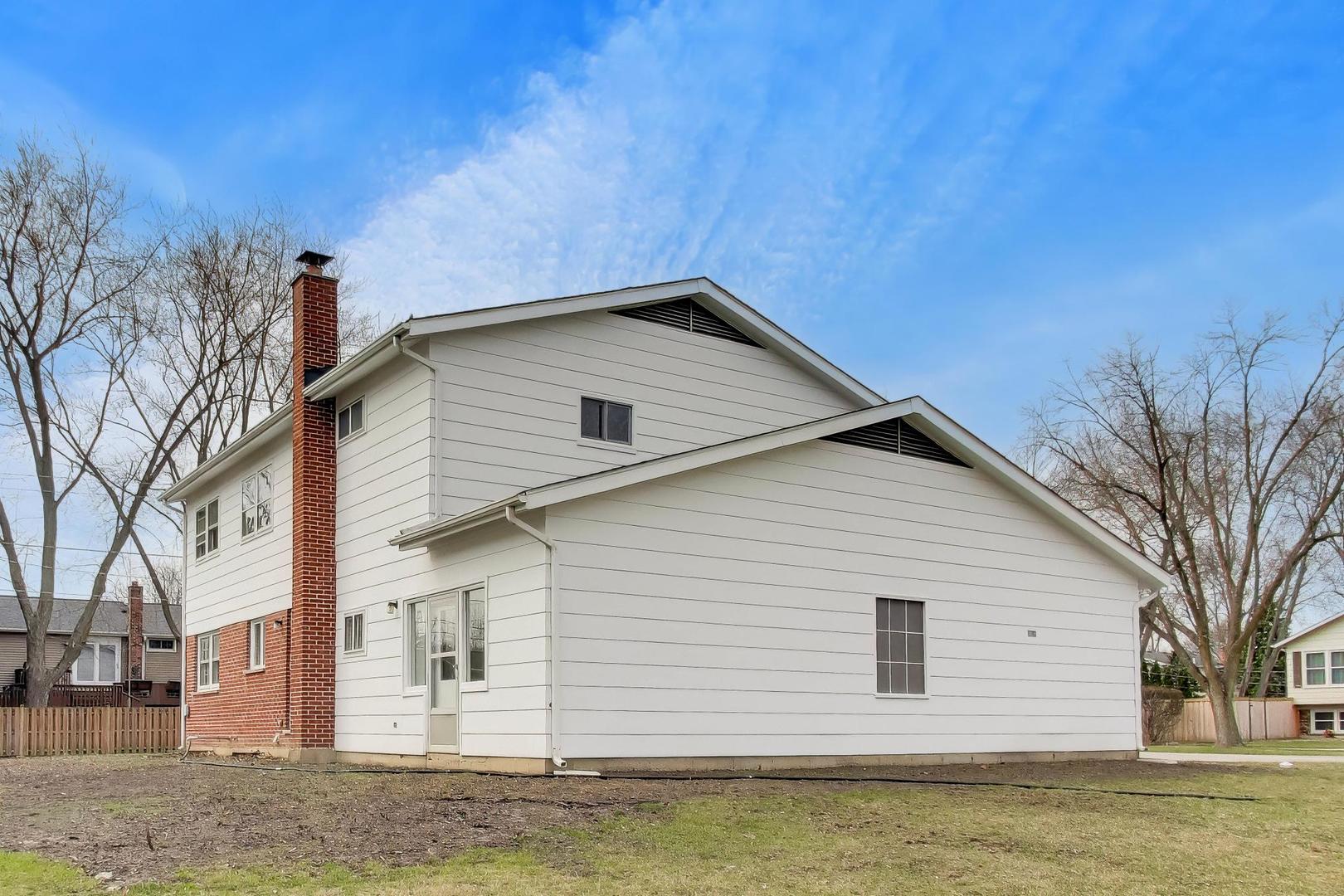 2703 North Ridge Avenue Arlington Heights, IL 60004 - Photo 46 of 51 a view of a house with a yard