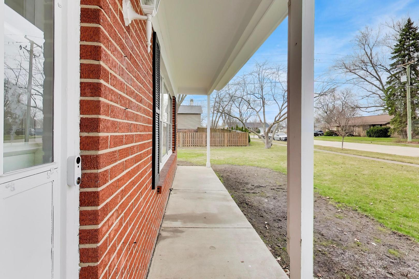 2703 North Ridge Avenue Arlington Heights, IL 60004 - Photo 5 of 51 a view of a pathway with a house