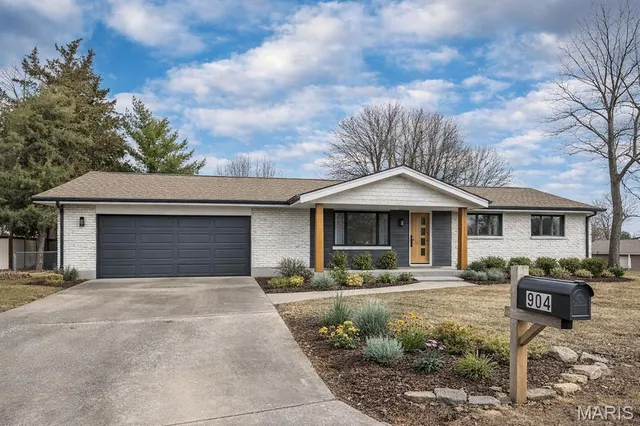 $290,000 | 904 Palm Drive, St. Charles, MO 63301