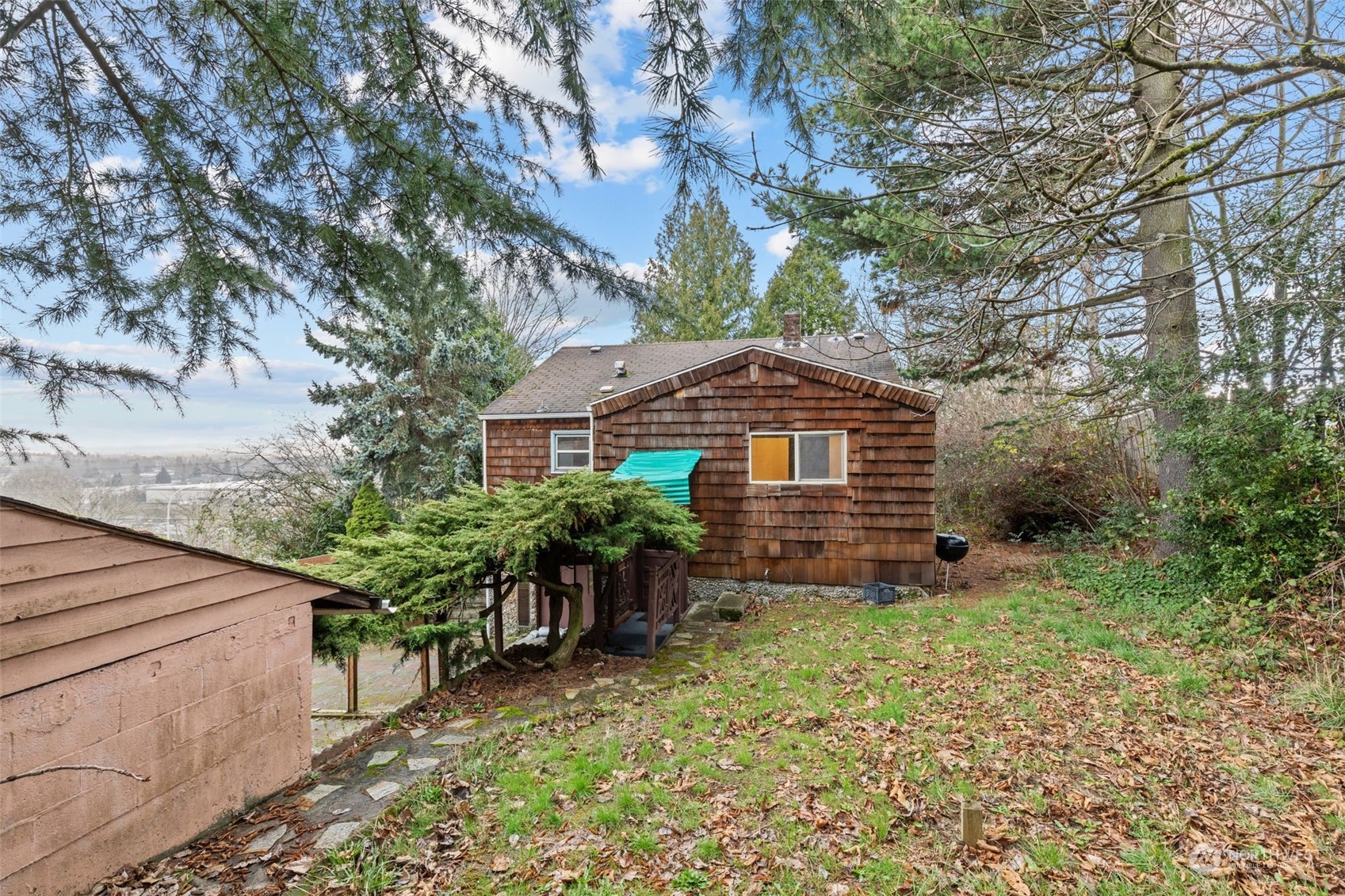 666 Sunset Boulevard Northeast Renton, WA 98056 - Photo 37 of 39 a backyard of a house with table and chairs