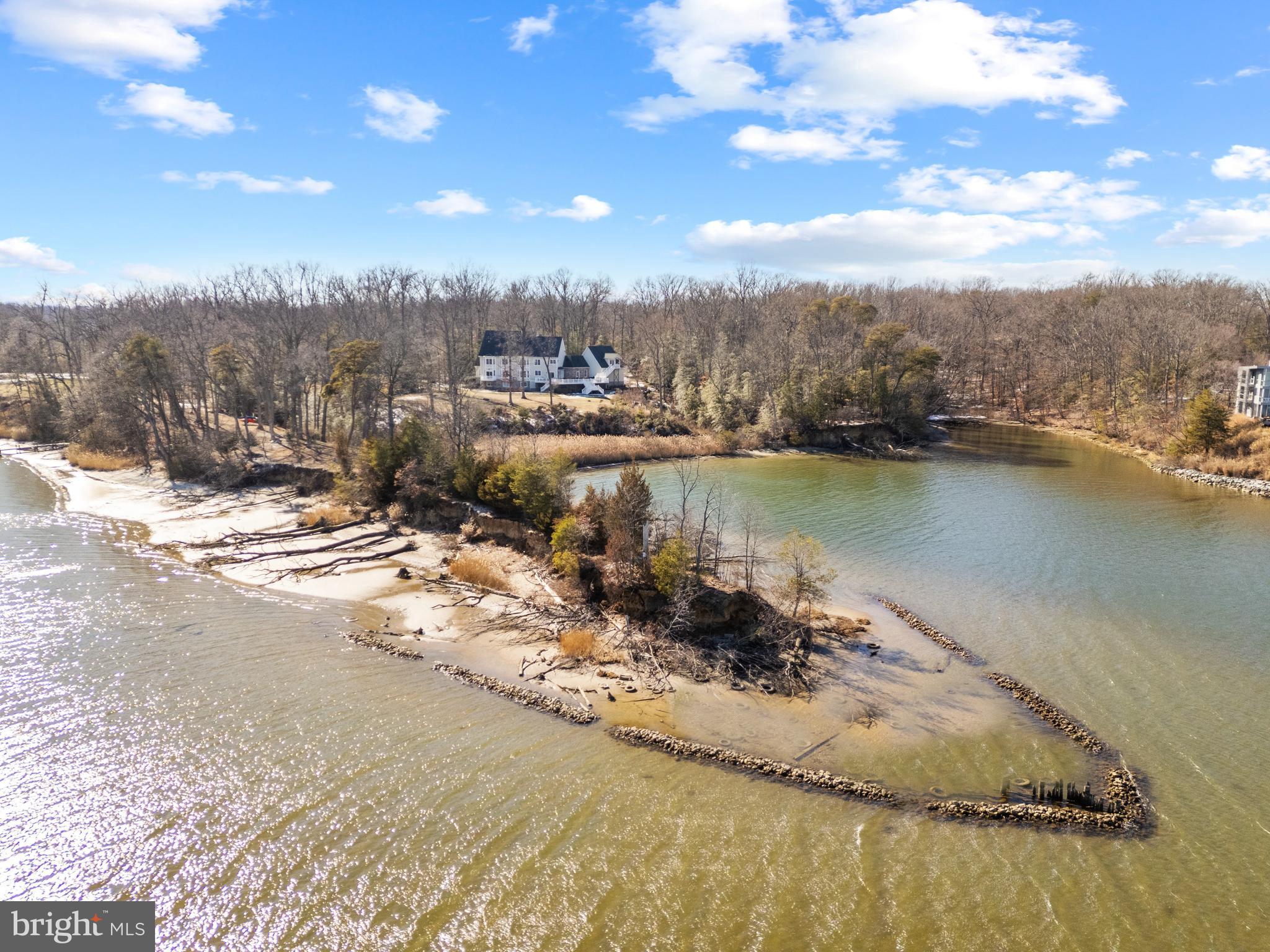 1600ft  of waterfrontage on the South River