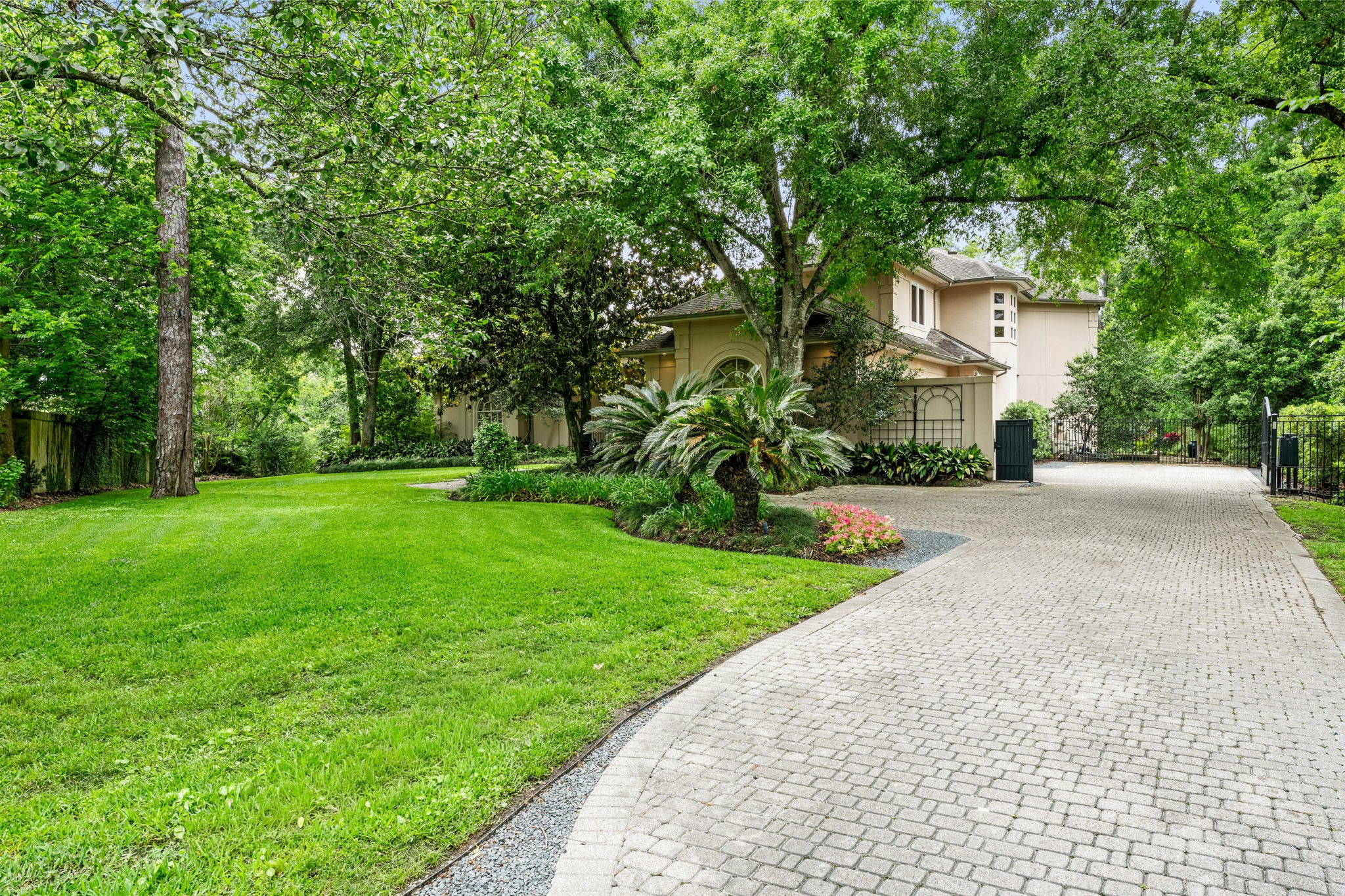 6 Mott Lane Houston, TX 77024 - Photo 8 of 50 Expansive driveway offers ample space for guests and everyday convenience.