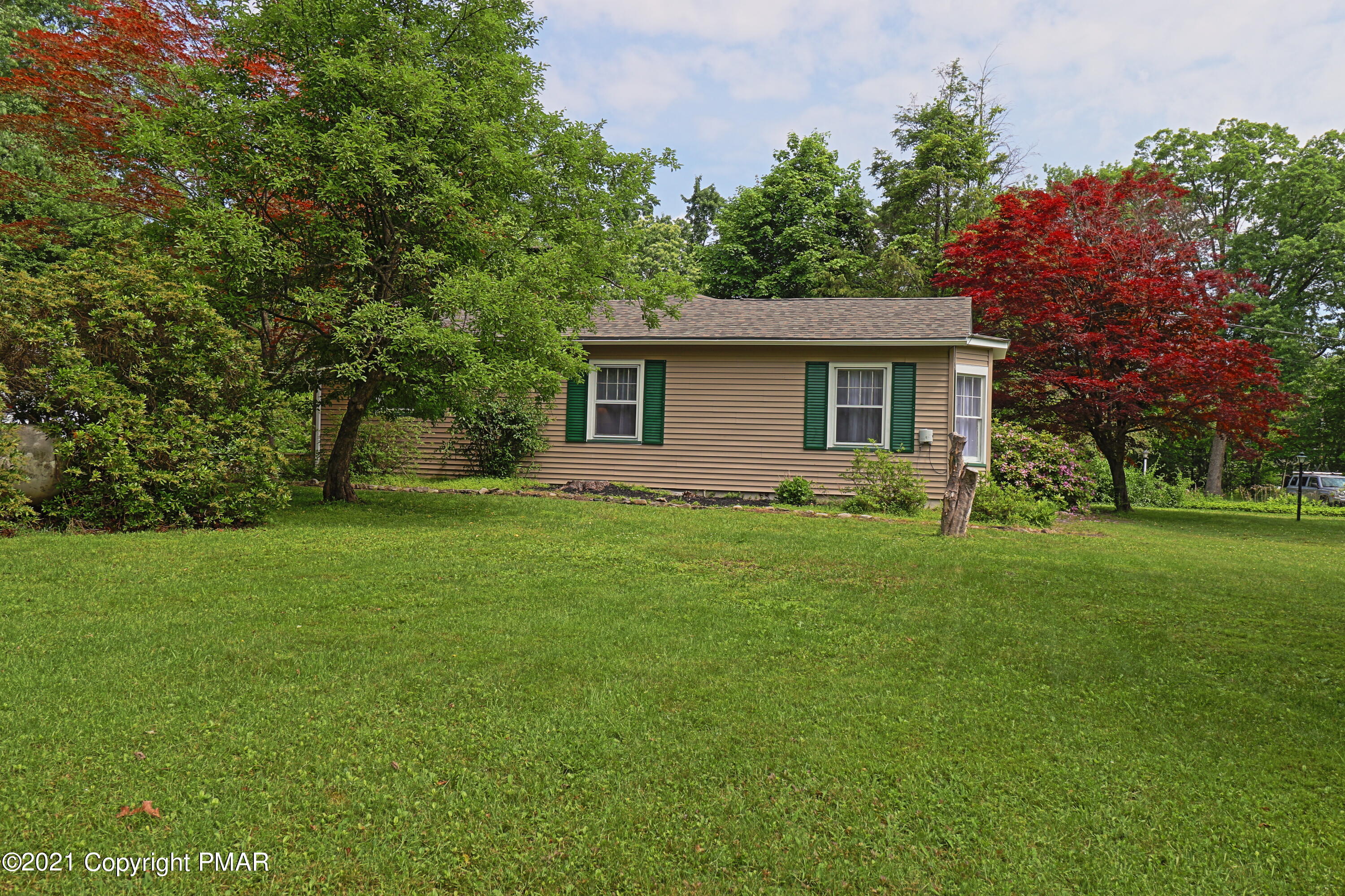 327 Carlton Road Mount Pocono, PA 18344 - Photo 8 of 34 Left Elevation