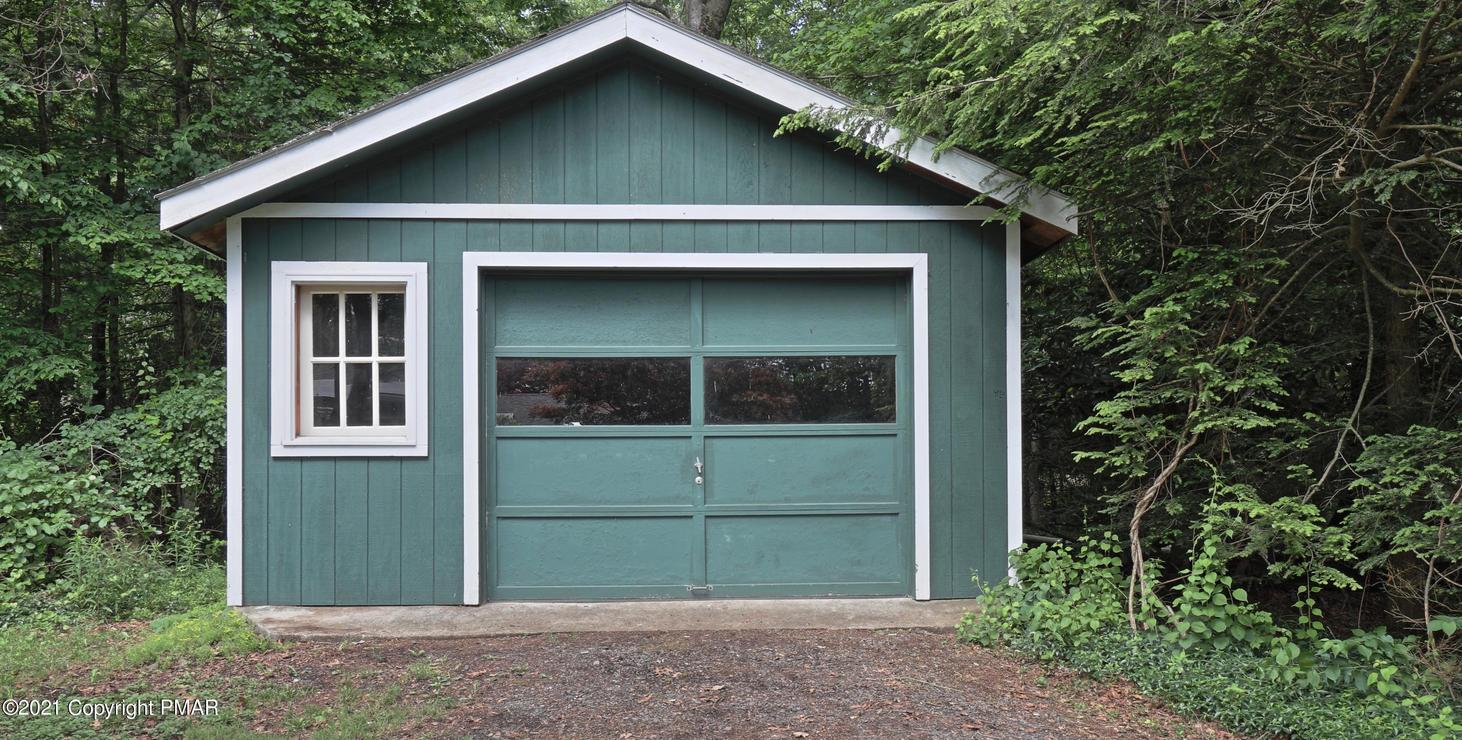 327 Carlton Road Mount Pocono, PA 18344 - Photo 10 of 34 Detatched Garage