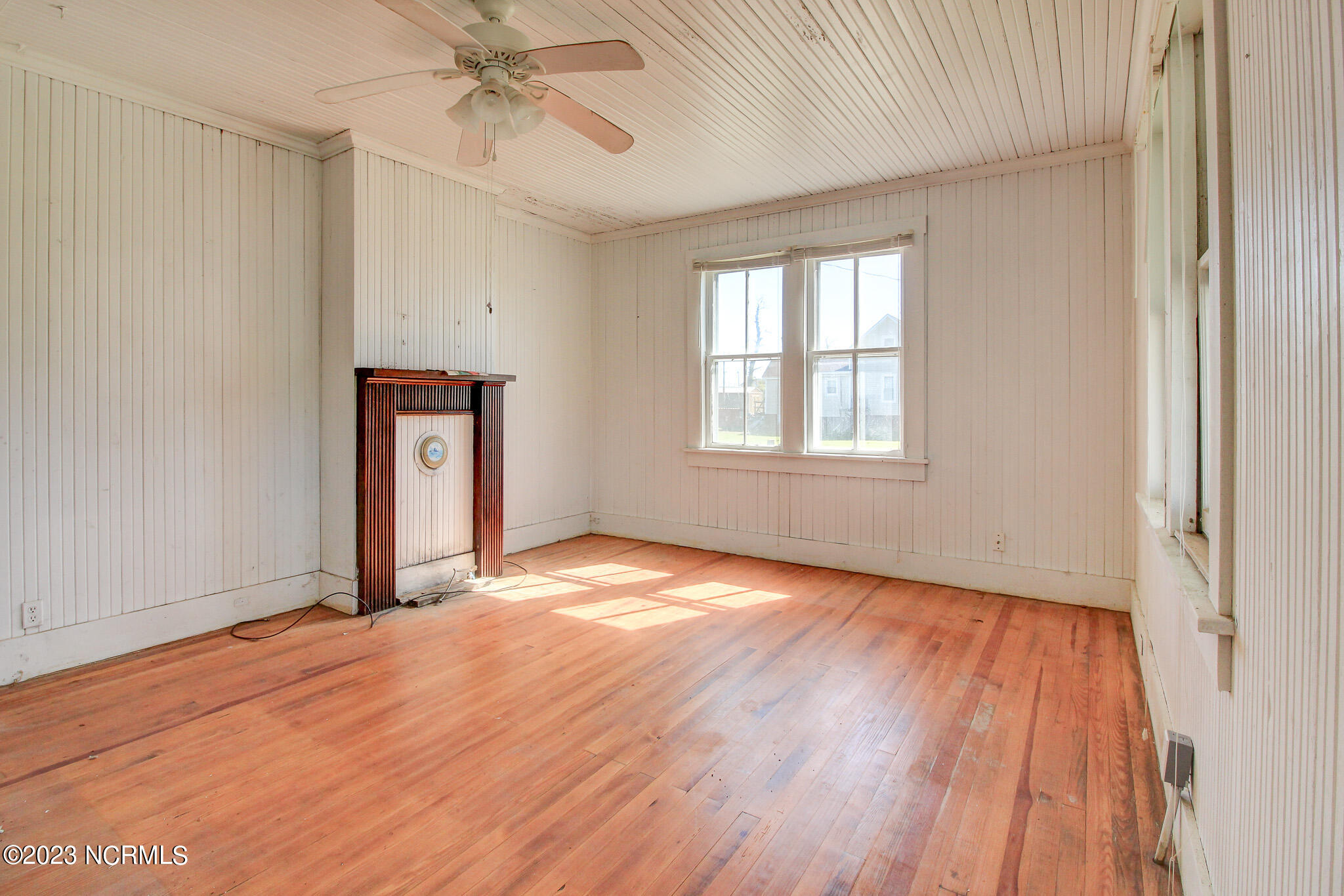326 Community Road Davis, NC 28524 - Photo 9 of 26 Living room