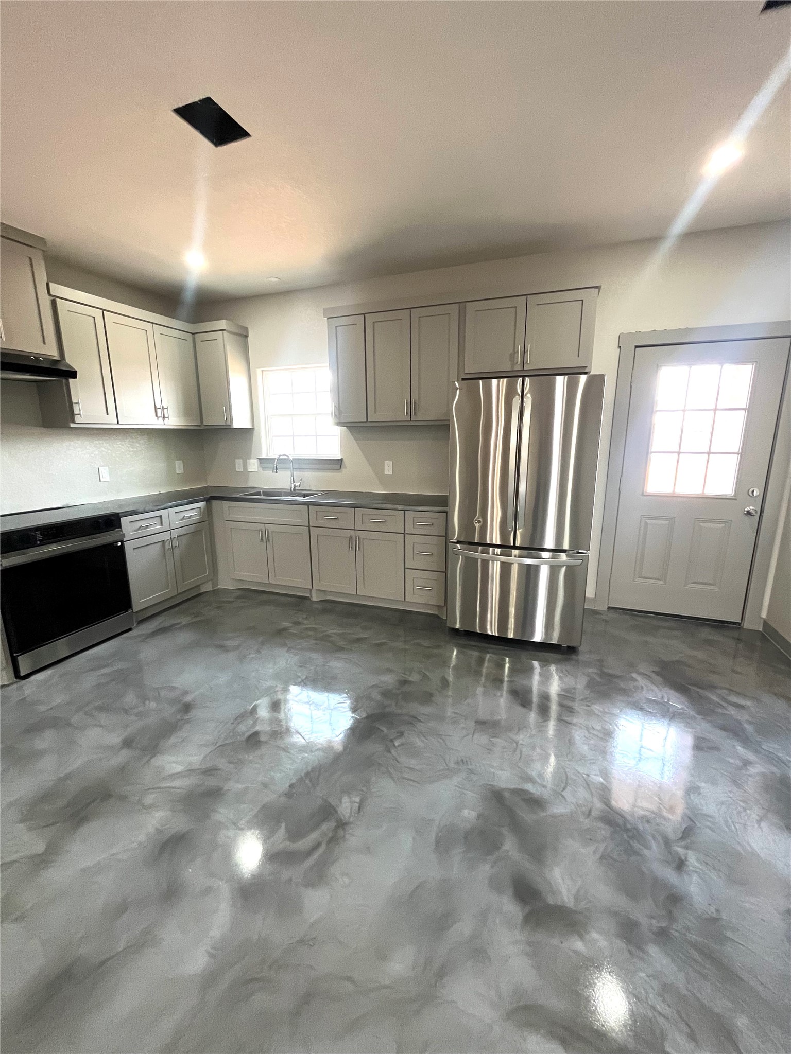 17539 Reno Road Conroe, TX 77306 - Photo 3 of 19 a kitchen with refrigerator and cabinets
