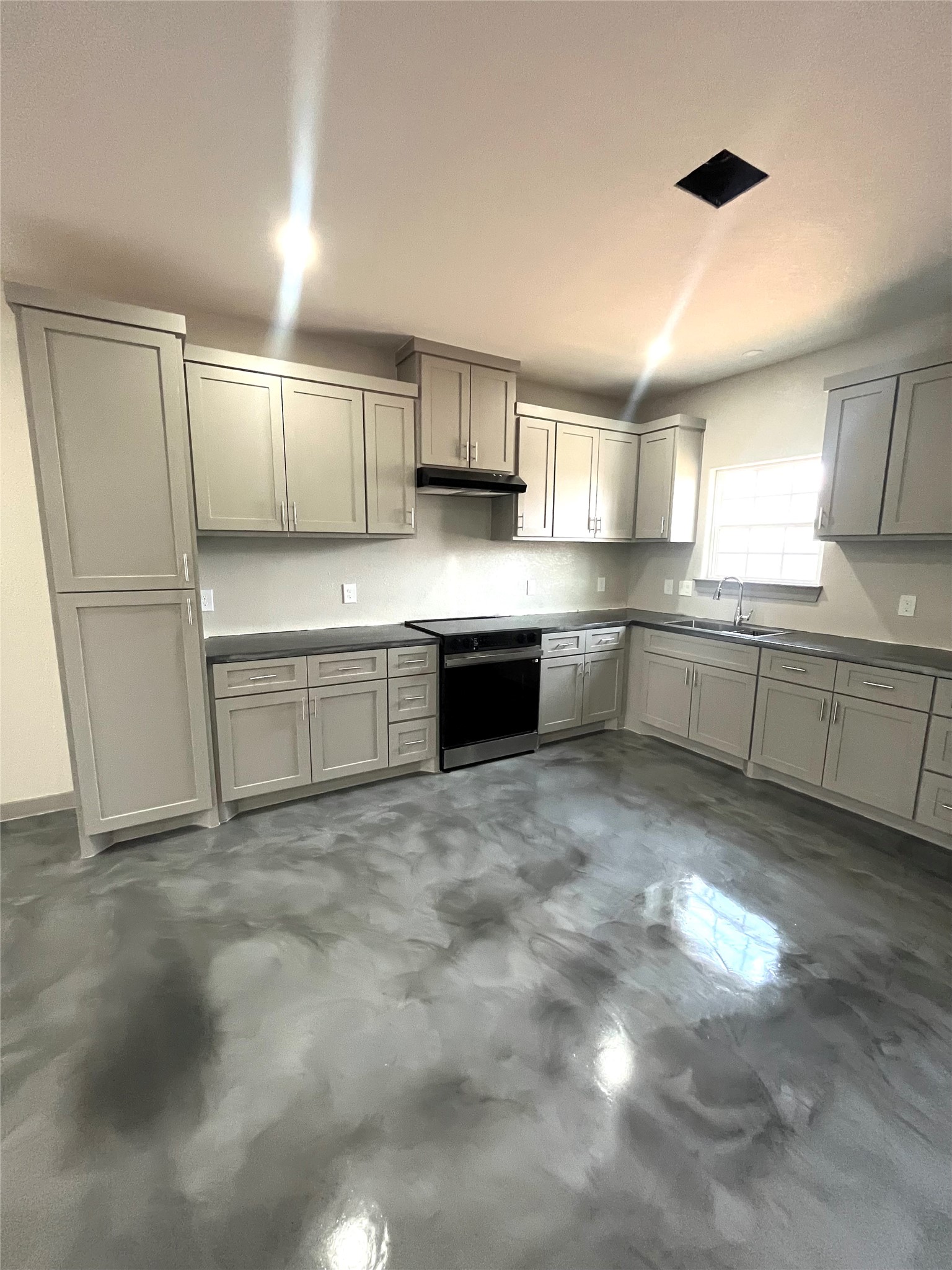 17539 Reno Road Conroe, TX 77306 - Photo 4 of 19 a kitchen with stainless steel appliances granite countertop a sink and cabinets