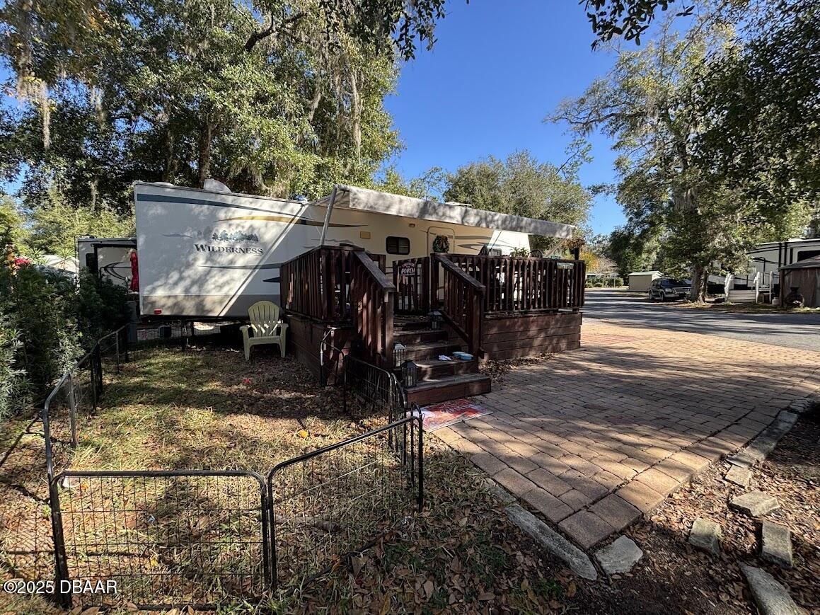 25146 Northeast 140th Loop Salt Springs, FL 32134 - Photo 5 of 46 a view of street and patio