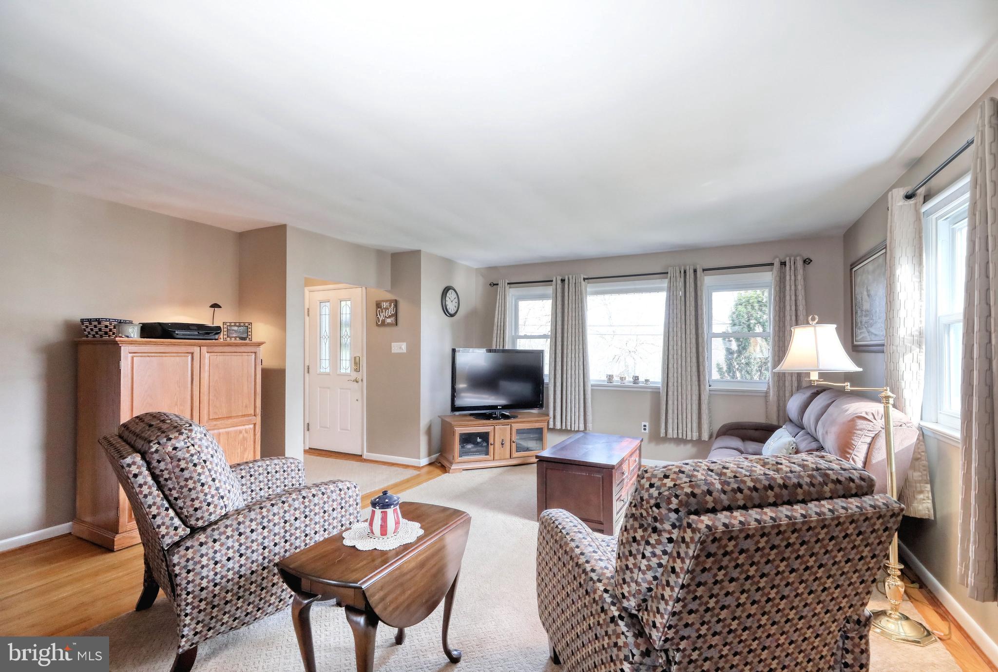 1636 Prospect Ridge Boulevard Haddon Heights, NJ 08035 - Photo 7 of 47 Living Room