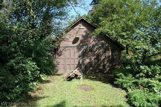 6490 Commerce Road West Bloomfield, MI 48324 - Photo 7 of 65 Garage