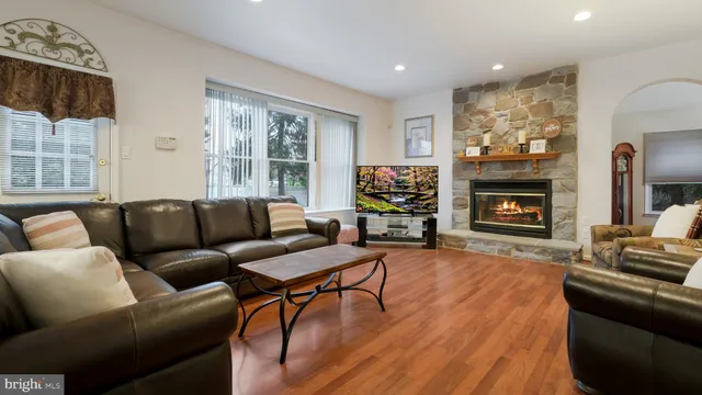 $965,000 | 15 Lori Lane, Huntingdon Valley, PA 19006