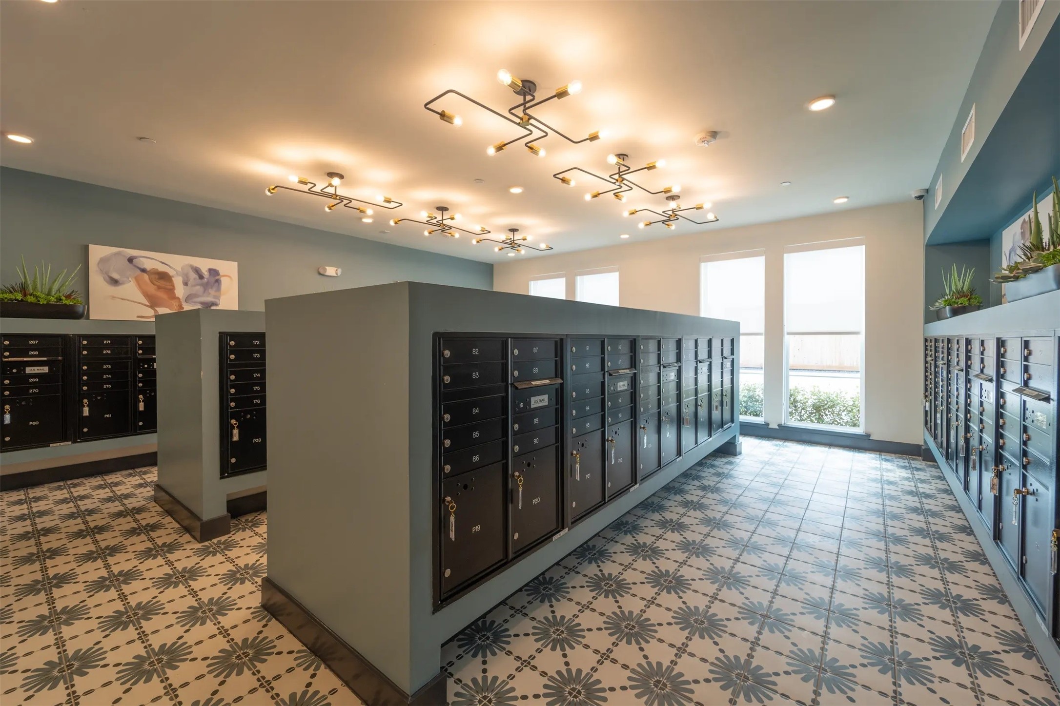 1690 North Loop, Unit 284 Houston, TX 77009 - Photo 27 of 28 a view of a hallway with a chandelier