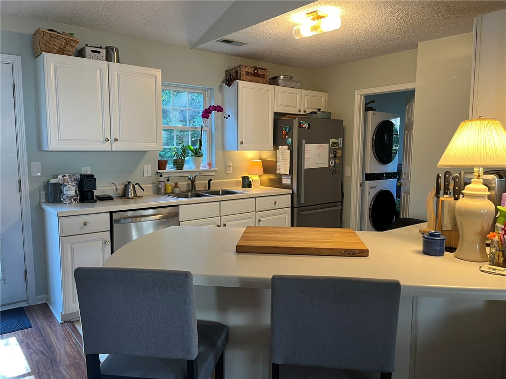 116 Arbors Court Central, SC 29630 - Photo 6 of 27 A well-equipped kitchen features a functional island with casual seating.