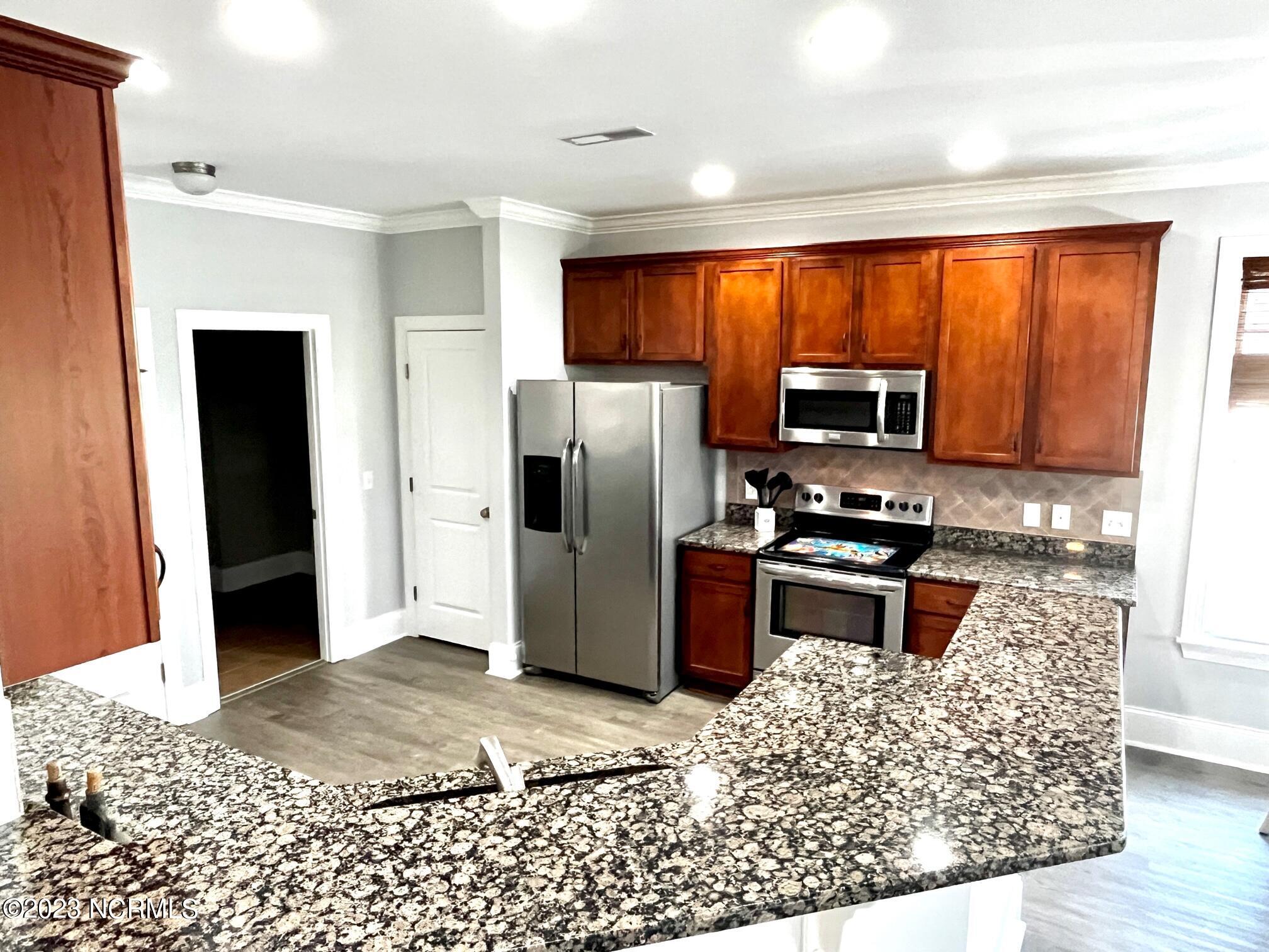 7176 Bonaventure Street Southwest Ocean Isle Beach, NC 28469 - Photo 15 of 30 46 Kitchen