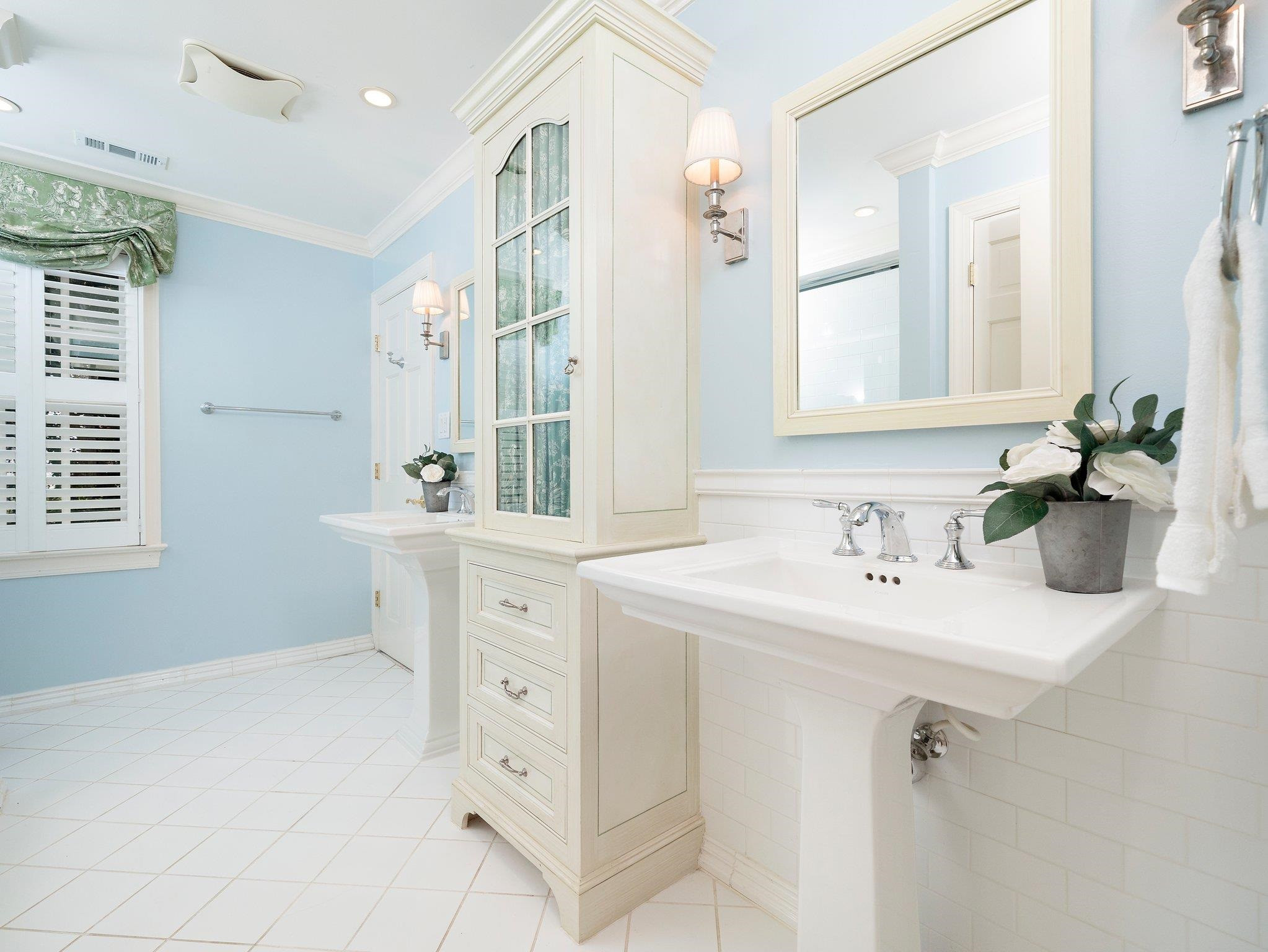 1404 Dogwood Lane Raleigh, NC 27607 - Photo 31 of 47 2nd floor bath