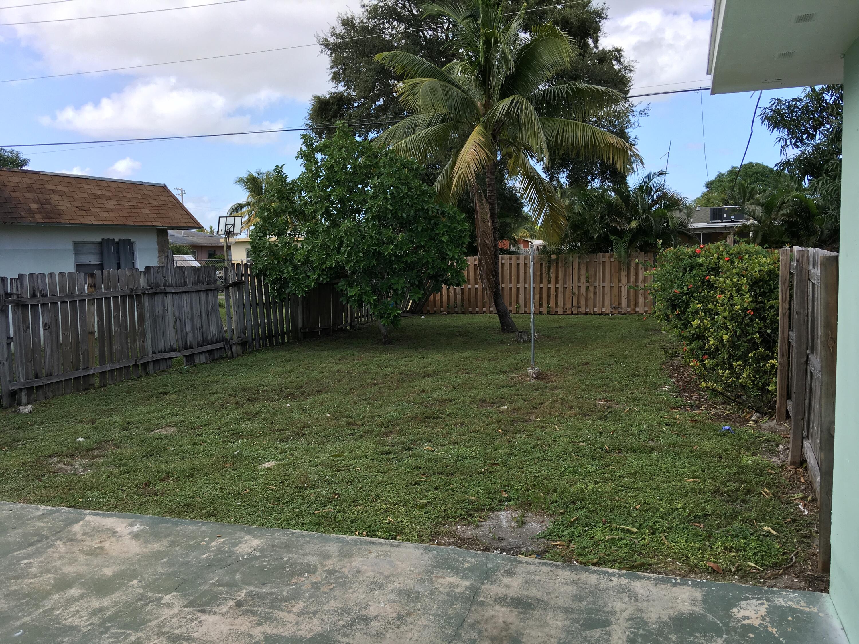 539 Silver Beach Road Lake Park, FL 33403 - Photo 13 of 23 Rear yard