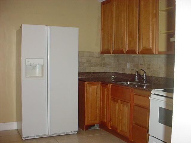 539 Silver Beach Road Lake Park, FL 33403 - Photo 20 of 23 539 kitchen
