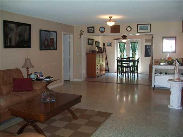 197 Southwest 7th Terrace Boca Raton, FL 33486 - Photo 7 of 22 Living Room