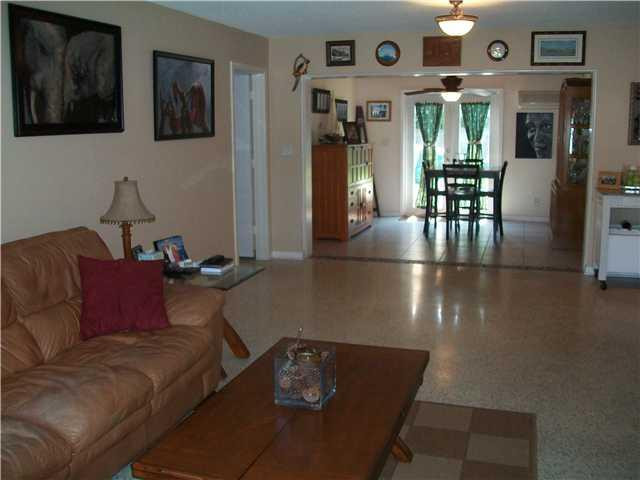 197 Southwest 7th Terrace Boca Raton, FL 33486 - Photo 8 of 22 Living Room