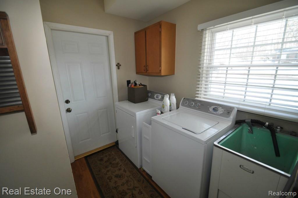 327 Shagbark Drive Rochester, MI 48309 - Photo 15 of 30 FIRST FLOOR LAUNDRY ROOM