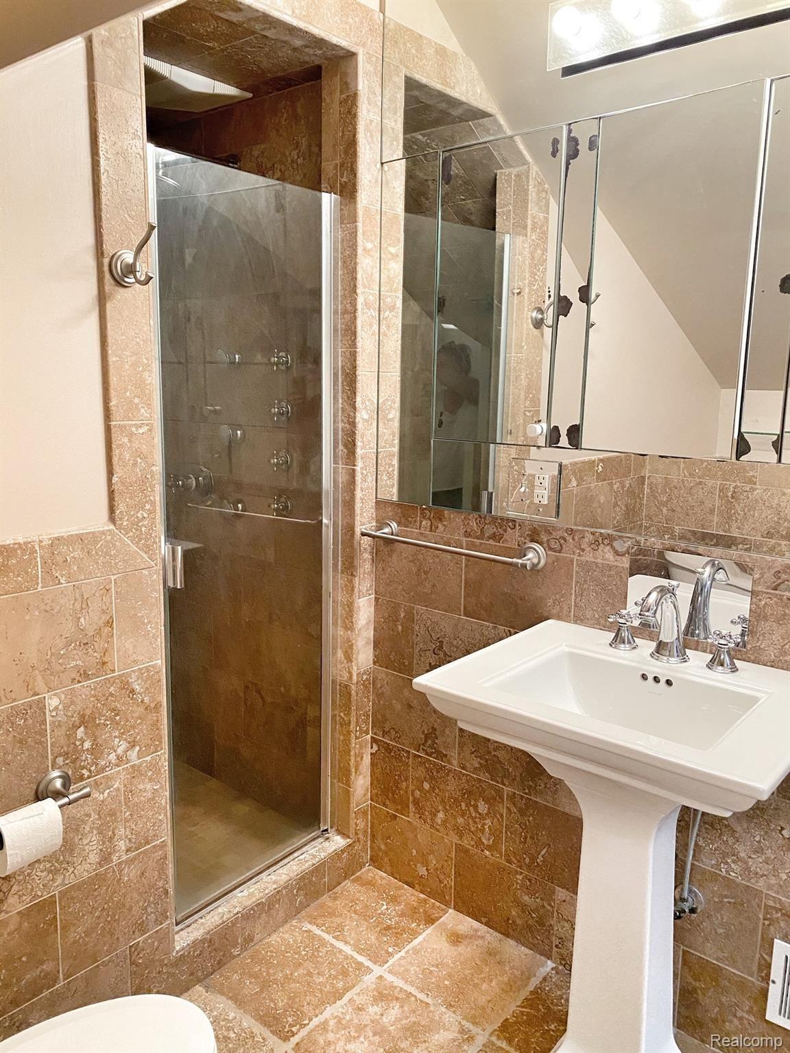 1301 Hampton Road Grosse Pointe, MI 48236 - Photo 22 of 39 IMG_2378.jpg