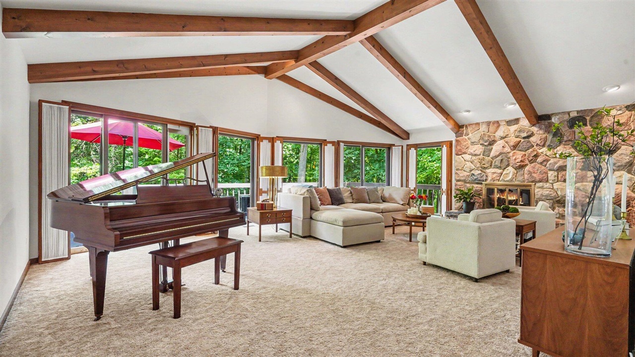 5595 Mountain Road Brighton, MI 48116 - Photo 5 of 61