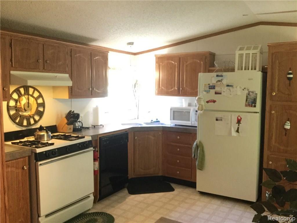 4242 North Lakeshore Road Deckerville, MI 48427 - Photo 15 of 16 Gallery Image 15