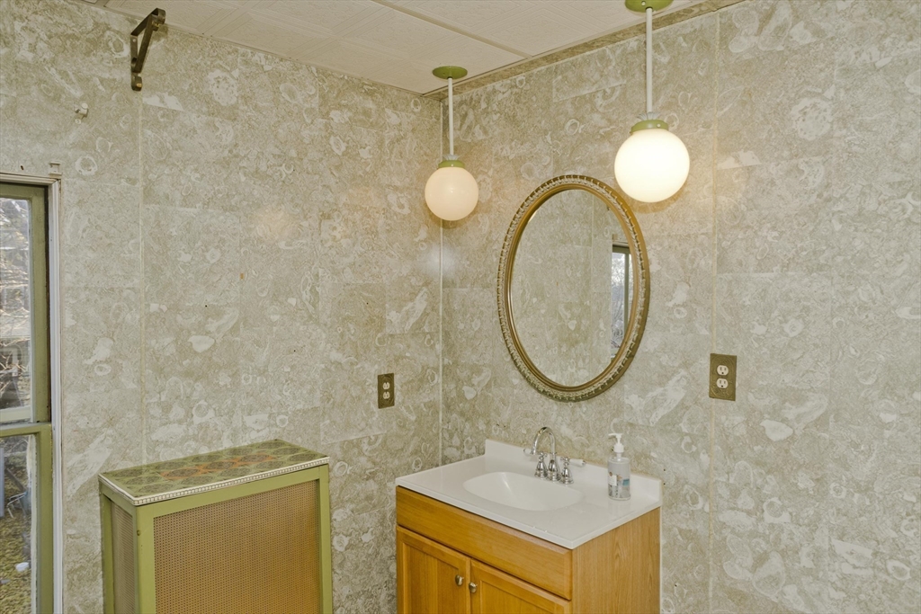 115 Thompson Street Springfield, MA 01109 - Photo 29 of 39 a bathroom with a sink mirror and tub