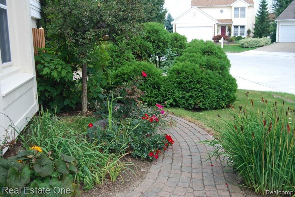 457 Farmridge Court Rochester, MI 48307 - Photo 14 of 18 Beautiful Landscaping