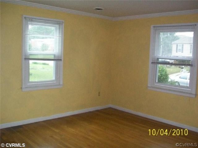 918 Williamsburg Road Colonial Heights, VA 23834 - Photo 4 of 6 an empty room with a window