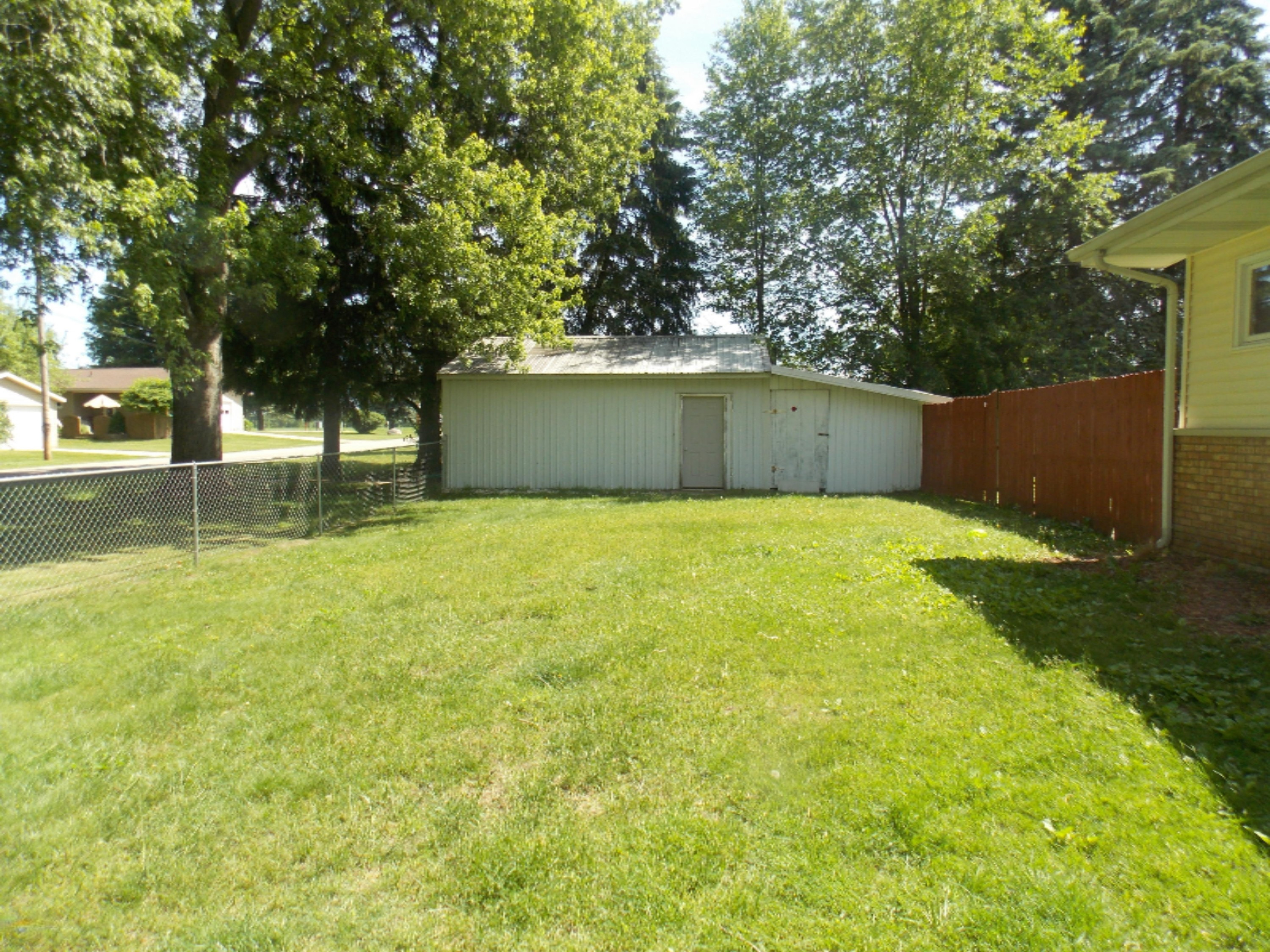550 Rosewood Avenue Decatur, MI 49045 - Photo 7 of 31 Side yard