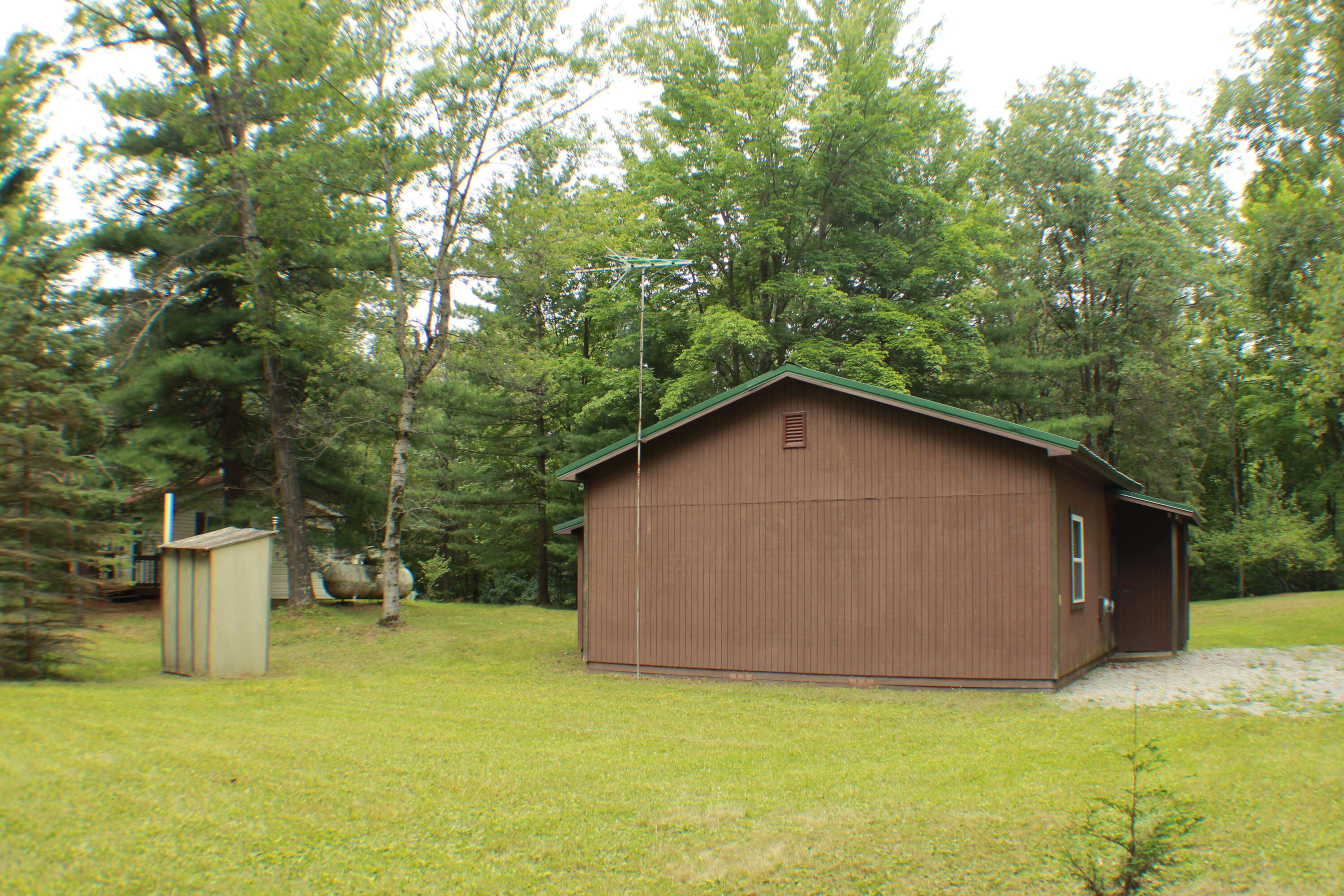 2806 East Ridge Road Gladwin, MI 48624 - Photo 3 of 36 IMG_2535
