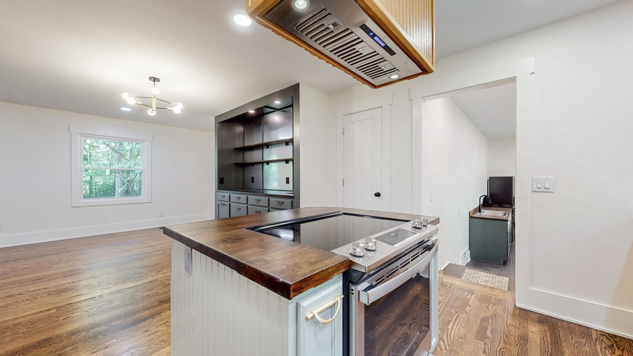 196 Thomas Street Manchester, TN 37355 - Photo 20 of 43 a kitchen that has a sink and a stove
