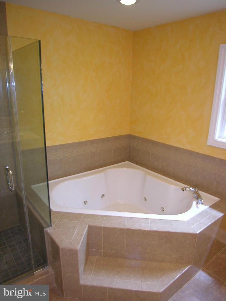 849 Valley View Road Harpers Ferry, WV 25425 - Photo 20 of 29 a bathroom with a bathtub