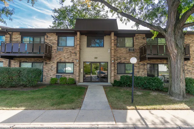 $177,700 | 2640 North Windsor Drive, Unit 102, Arlington Heights, IL 60004