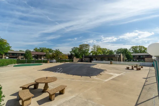 $177,700 | 2640 North Windsor Drive, Unit 102, Arlington Heights, IL 60004