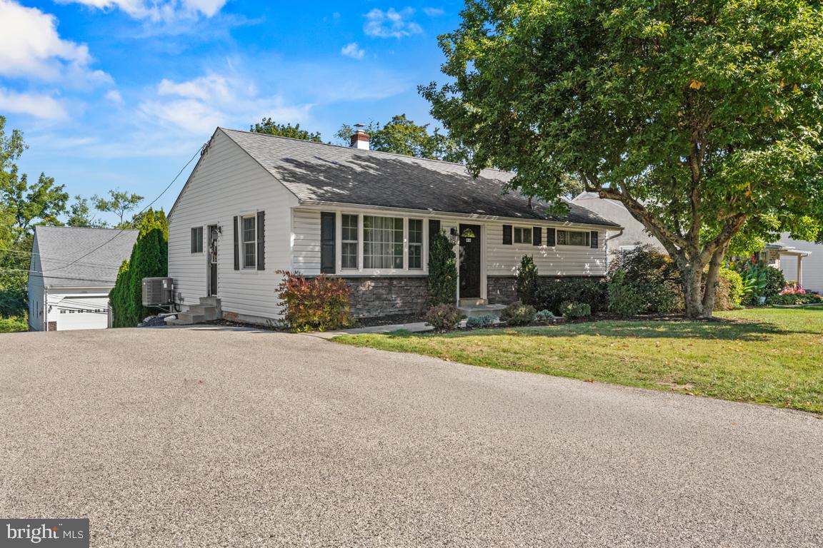 416 Stuart Lane Ambler, PA 19002 - Photo 4 of 42