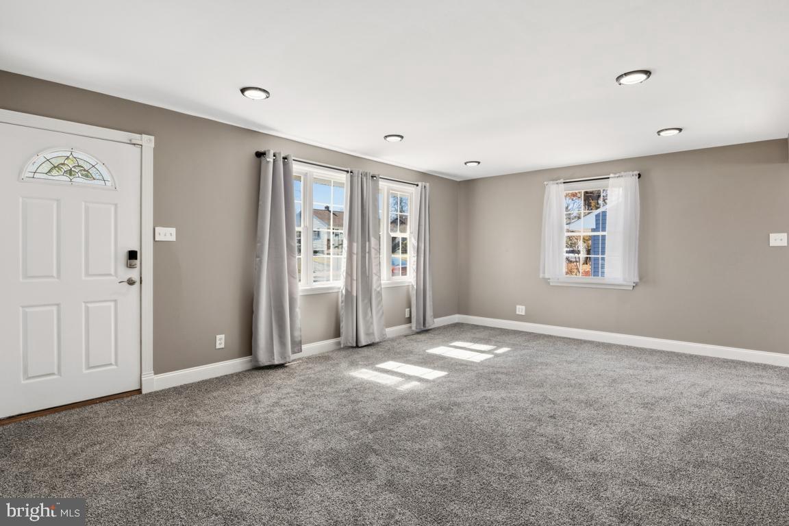 416 Stuart Lane Ambler, PA 19002 - Photo 5 of 42