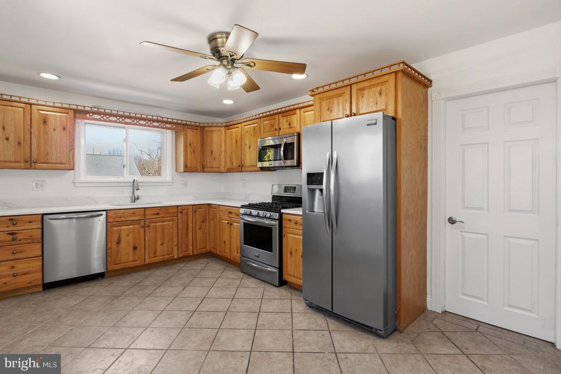 416 Stuart Lane Ambler, PA 19002 - Photo 8 of 42