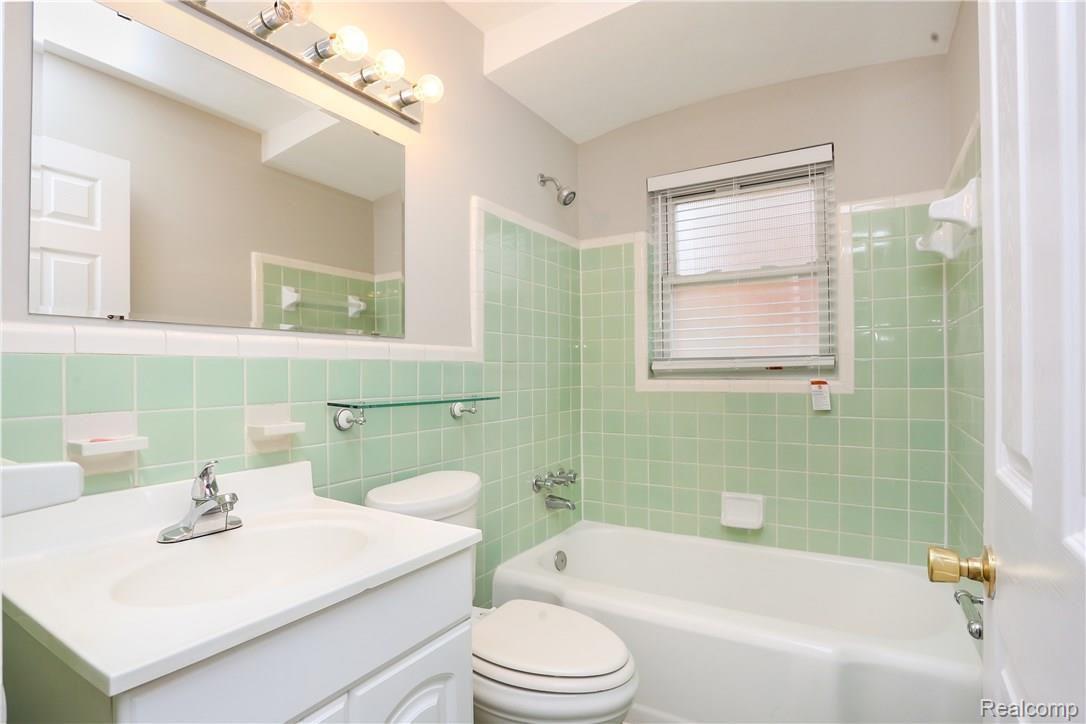 971 Oxford Road Berkley, MI 48072 - Photo 25 of 38 Oxford-24.jpg