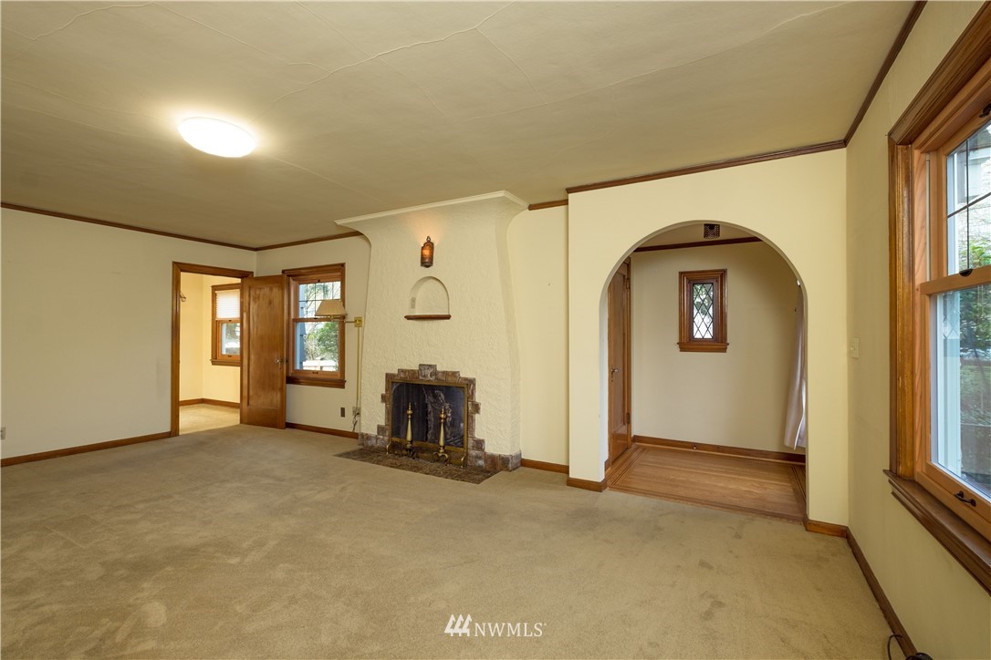 709 North 68th Street Seattle, WA 98103 - Photo 3 of 34 an empty room with windows
