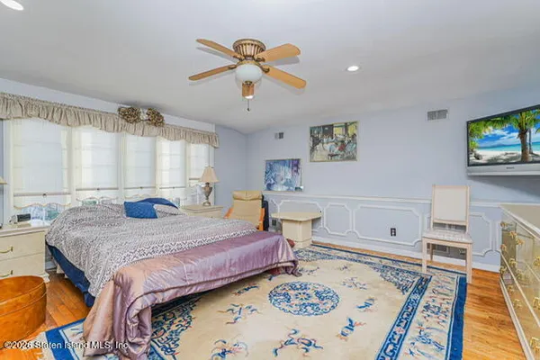 a bed room with a bed