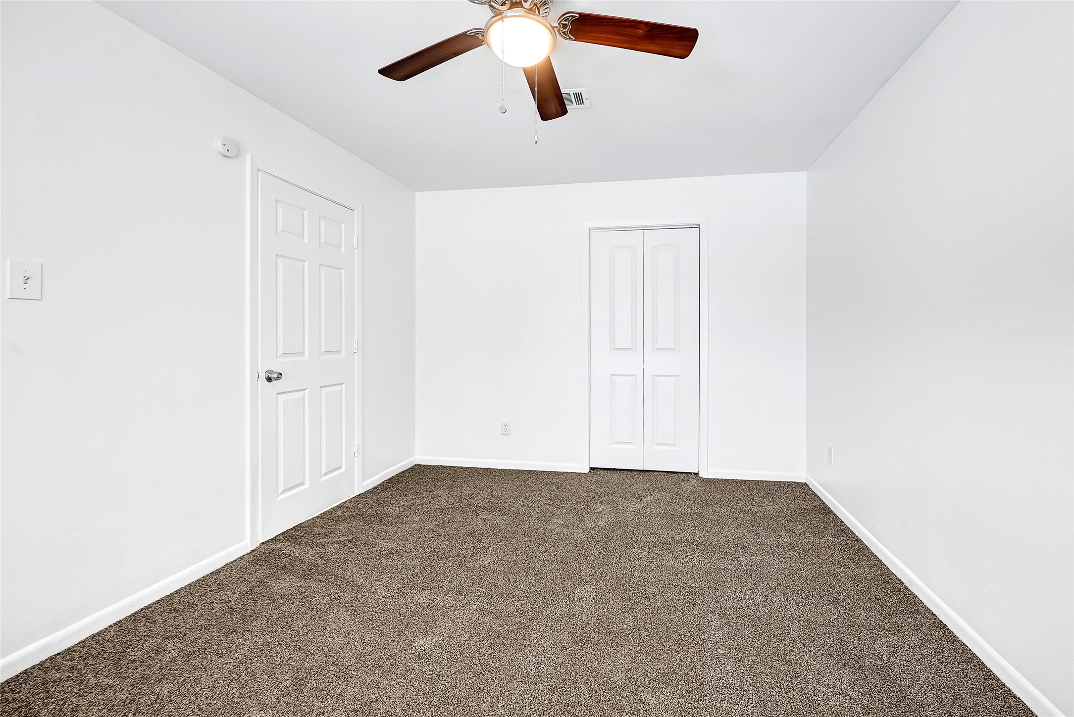 2016 South Houston Road Pasadena, TX 77502 - Photo 14 of 24 an empty room with ceiling fan and window
