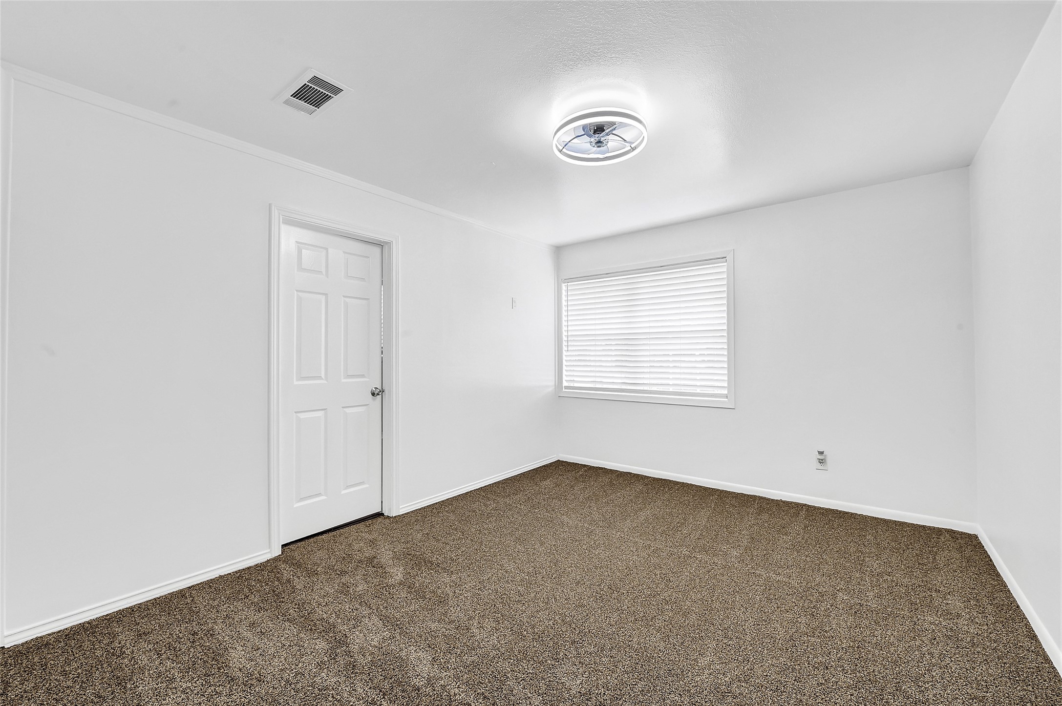 2016 South Houston Road Pasadena, TX 77502 - Photo 16 of 24 an empty room with a window